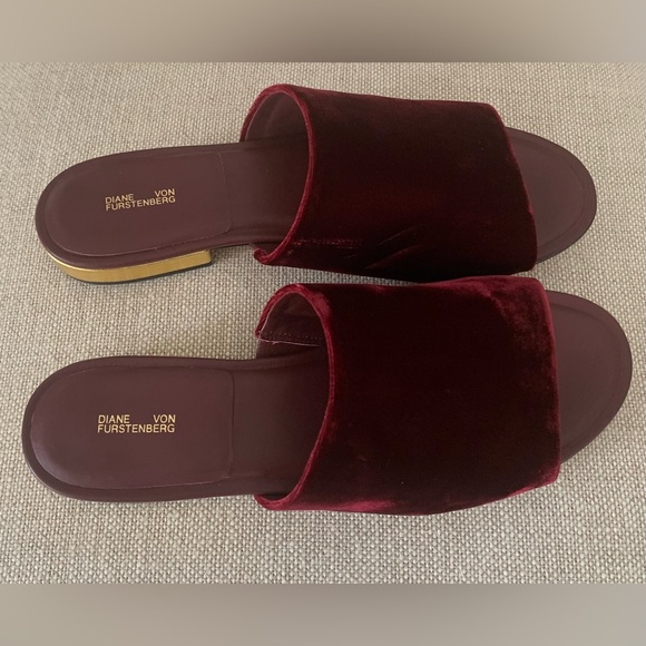 Diane Von Furstenberg Velvet Burgundy Slide - Picture 2 of 8